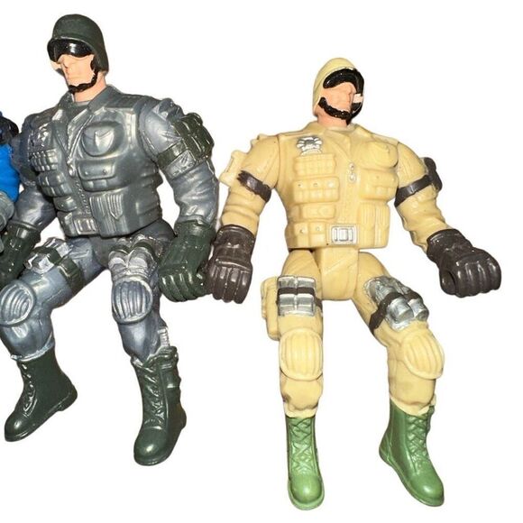 Sitting Military Guys bundle - Picture 3 of 4